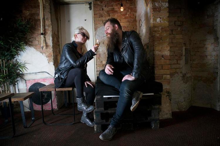 guld. Da Frederik Vedersø fyldte 32, arrangerede hans kæreste en surpisefest for ham på baren Musiksmag. En af gaverne var en lighter med guldbelægning. 