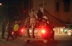 ANGREB. Afghansk politibetjente foran Hotel Serena i Kabul under terroraktionen. 
