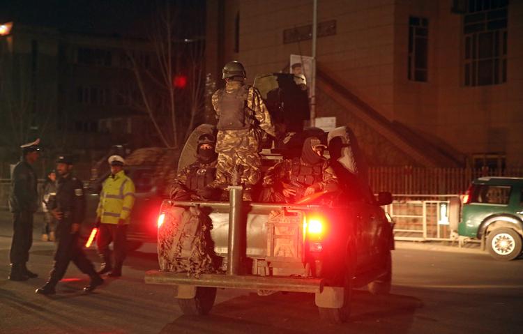 ANGREB. Afghansk politibetjente foran Hotel Serena i Kabul under terroraktionen. 