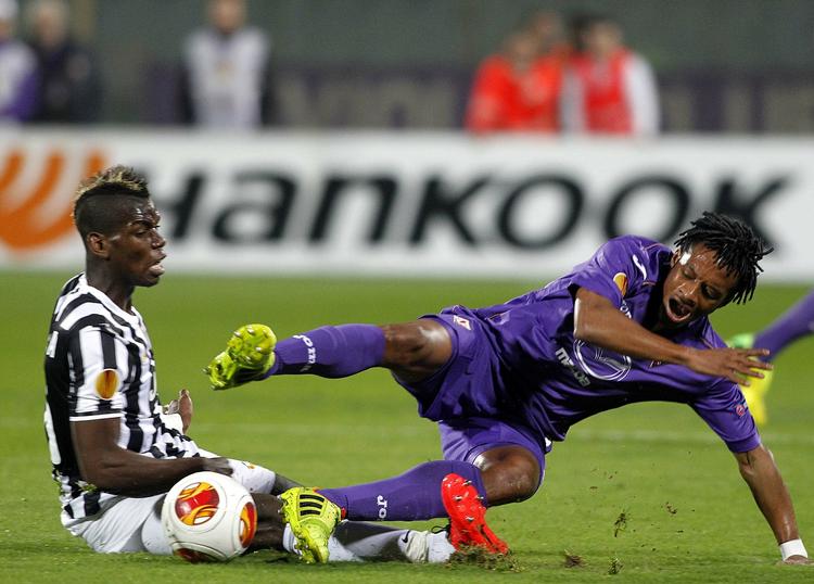 Duel. Firenzes Juan Cuadrado (th.) og Juventus' Paul Progba i nærkamp. 