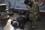 Beslaglagt. Russiske styrker stormer korvetten 'Ternopil' i havnebyen Sevastopol. 