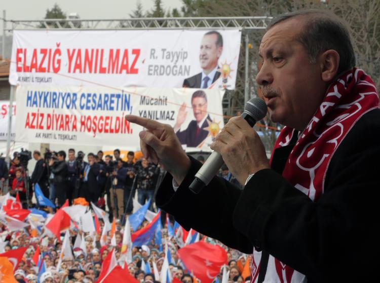 Censur. Her taler den tyrkiske ministerpræsident Recep Tayyip Erdogan til et andet valgmøde, hvor han også talte om at censurere internettet. 