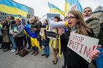 Krim-krise. Vrede pro-ukrainske demonstranter i går i Bruxelles, hvor EU's regeringsledere i nat besluttede at udvide sanktioner mod Rusland. 