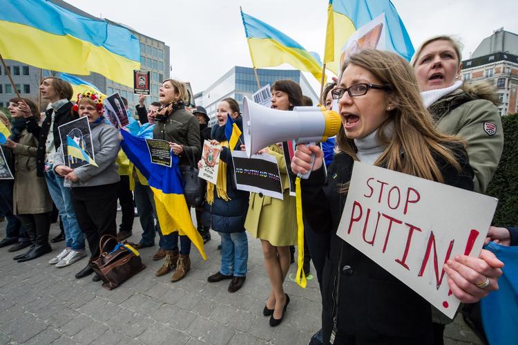 Krim-krise. Vrede pro-ukrainske demonstranter i går i Bruxelles, hvor EU's regeringsledere i nat besluttede at udvide sanktioner mod Rusland. 