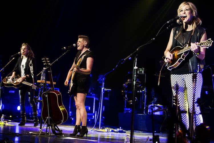 Country. Dixie Chicks i Falconer salen, fra venstre på banjo mm. Emily Robison, i midten med kort hår, forsanger Natalie Maines og til højre på violin Martie Maguire. 