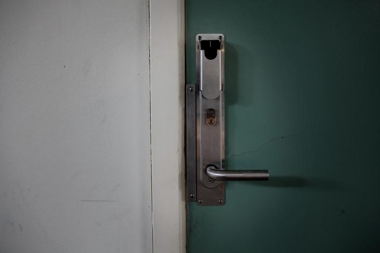 Låst. Retspsykiatriske patienters dårlige økonomi betyder, at mange af dem begår ny kriminalitet og får nye behandlingsdomme. Det er en ond cirkel, mener Sinds formand, Knud Kristensen. 