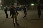 Terrorforsøg. Afghansk politi foran hotellet i Kabul, der i nat var udsat for et angreb fra Taleban. Mindst ni civile blev dræbt. 
