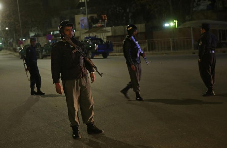 Terrorforsøg. Afghansk politi foran hotellet i Kabul, der i nat var udsat for et angreb fra Taleban. Mindst ni civile blev dræbt. 