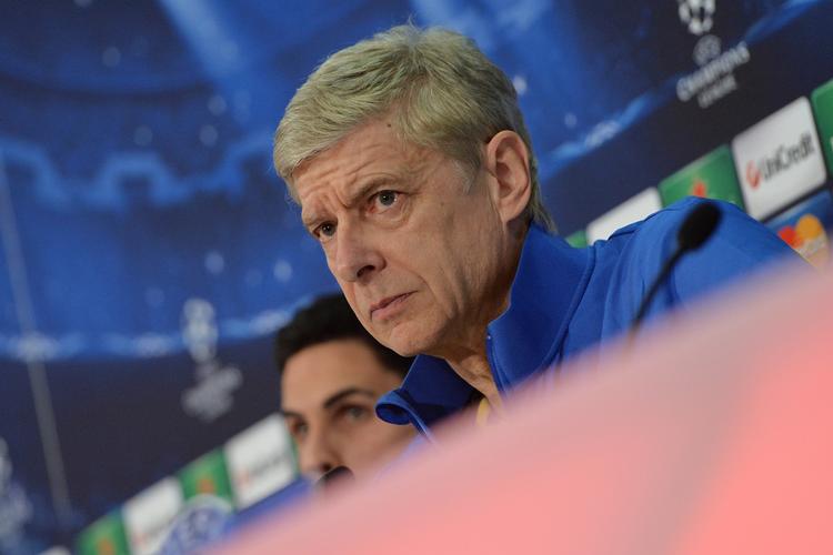1000. Arsene Wenger er en af de trænere, der har haft størst indflydelse på den ændrede spillstil i Premier League - fra 'kick and rush' til pasningsspil. 