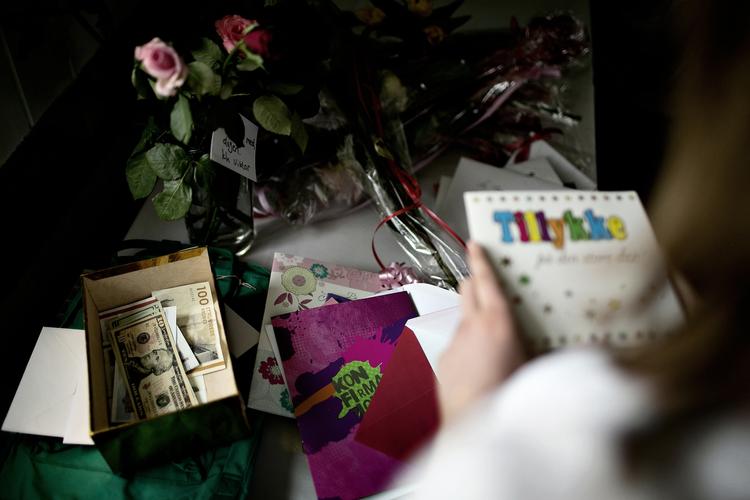 Gaveregn. Unge konfirmander får så mange penge i gaver, at det samlet svarer til en milliard kroner, der sættes i banken. 