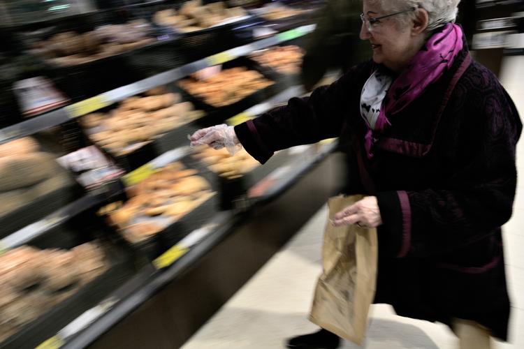 paradoksalt. Danskerne ser lysere på økonomien, men når det handler om deres egen økonomi er vi blevet mere pessimistiske, viser nye tal fra Danmarks Statistik. 