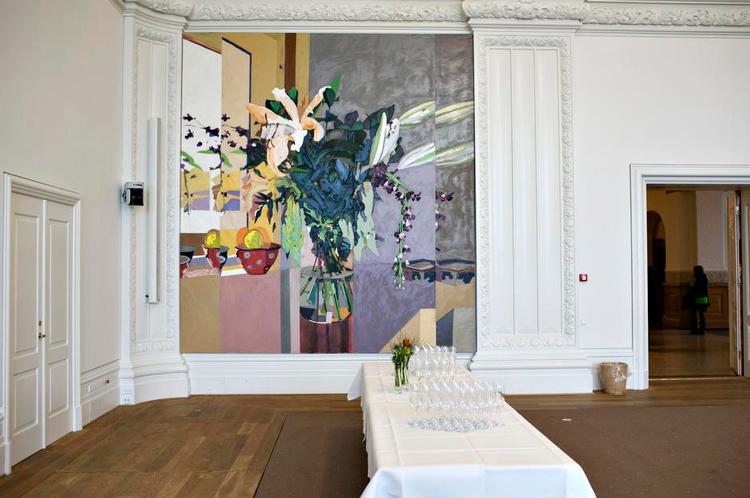 blomsterpragt. Frugtskålen fordobles og blomsterne folder sig ud i Erik A. Frandsens insisterende hverdagsbilleder, der giver nyt liv til Landstingssalen på Christiansborg. 