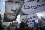 sanktioneret. EU's stats- og regeringsledere optrappede i aftes sanktionskrigen mod Rusland. I Moskva er Putin anderledes populær, i hvert fald blandt disse demonstranter på Den Røde Plads i tirsdags. 