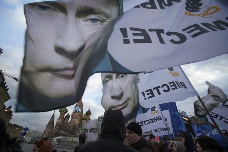 sanktioneret. EU's stats- og regeringsledere optrappede i aftes sanktionskrigen mod Rusland. I Moskva er Putin anderledes populær, i hvert fald blandt disse demonstranter på Den Røde Plads i tirsdags. 