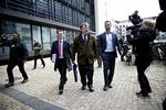 Forhandlinger. »Nu kommer vi for at høre, hvad ministeren vil gøre for at lave et værn mod eksport af børnechecken«, siger Claus Hjort Frederiksen på vej ind til nye forhandlinger. 