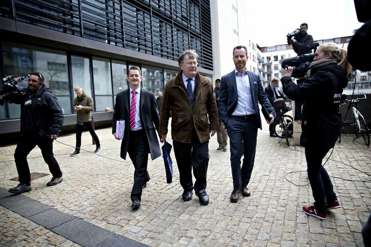 Forhandlinger. »Nu kommer vi for at høre, hvad ministeren vil gøre for at lave et værn mod eksport af børnechecken«, siger Claus Hjort Frederiksen på vej ind til nye forhandlinger. 