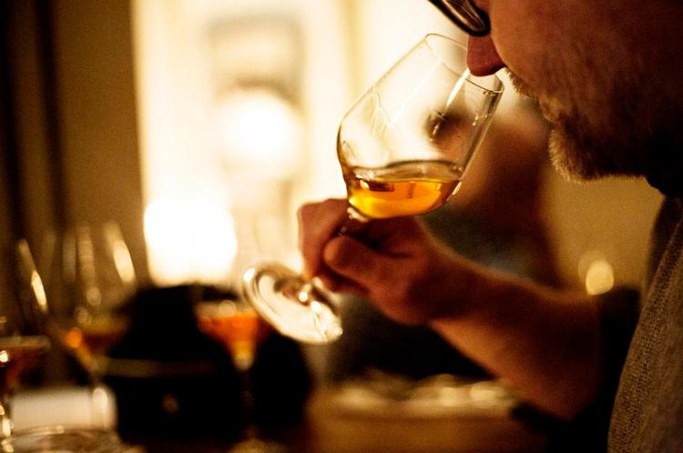 Mellemmand. En nye vinkategori har vist sig på markedet, orangevinen. Vinen ligger sig midt imellem hvidvin og rødvin. 