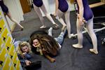 SU. De unge elever på Balletskolen vil under den nye ordning komme til at gå i gymnasiet med andre eliteidrætsudøvere. De mister til gengæld deres aspirantløn til fordel for en SU, som teatret udbetaler. 