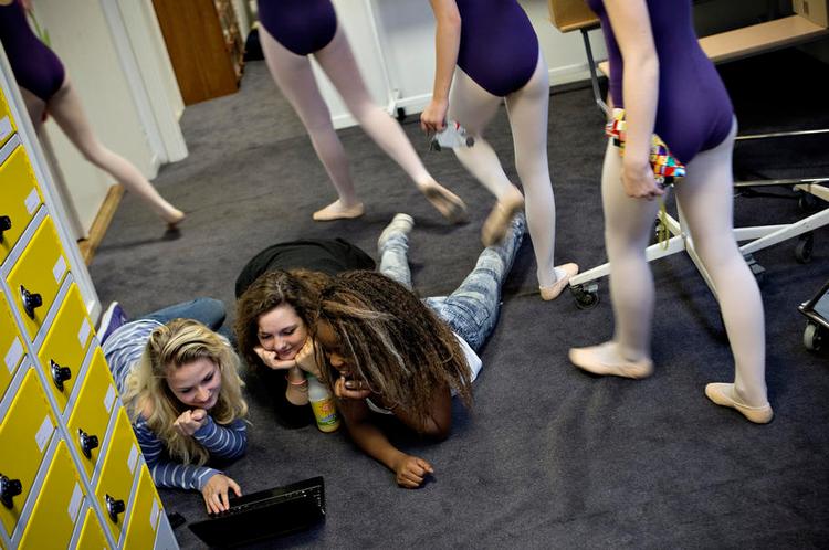 SU. De unge elever på Balletskolen vil under den nye ordning komme til at gå i gymnasiet med andre eliteidrætsudøvere. De mister til gengæld deres aspirantløn til fordel for en SU, som teatret udbetaler. 