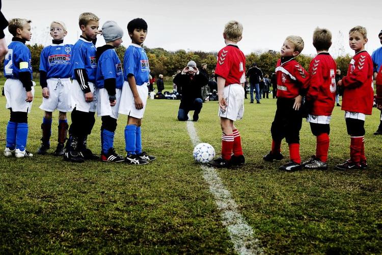 rødderne. Fodboldledere og spillere mener, at millionbonus til afgået formand er eksempel på en lukket og elitepræget kultur i DBU. 