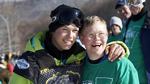 Sammenhold. Mens Kevin Pearce kommer sig over sin ulykke, får han enorm støtte af familien, bl.a. af broderen David, der har Down's Syndrom. 
