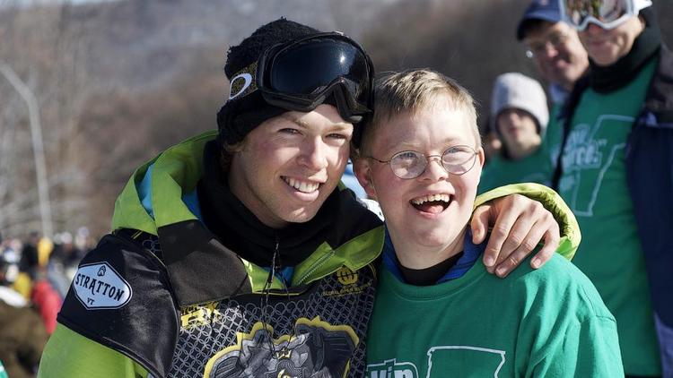 Sammenhold. Mens Kevin Pearce kommer sig over sin ulykke, får han enorm støtte af familien, bl.a. af broderen David, der har Down's Syndrom. 