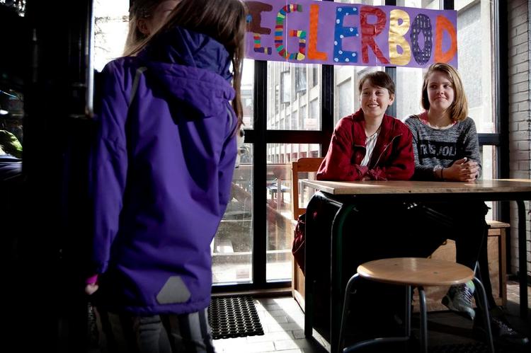 Forsoning. Alma Funder Jespersen og Signe Basse er elevmæglere for skolens mindre elever. Det er et stort ansvar at give til børn, siger forskere. Skolens leder ser ikke noget problem. 