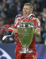 finalevinder. Bayern Münchens Bastian Schweinsteiger løfter Champions League-trofæet efter tyskernes triumf sidste år. 