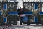 farvel. En mand bliver smidt ud af Ukraines flådes hovedkvarter i Sevastopol i går, efter at de russiske styrker har indtaget stedet. 