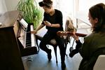 Sangskrivning. Højskoleeleverne Marie Louise og Viktor i færd med at skrive en sang ud fra en given toneart og ditto rytme og tempo. Det stiller store krav til udveksling af ideer og tanker. 