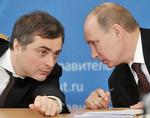 Putin-epokens store virkelighedsingeniør hedder Vladislav Surkov, måske bedre kendt som Ruslands grå kardinal, der her ses sammen med Putin i 2012. 