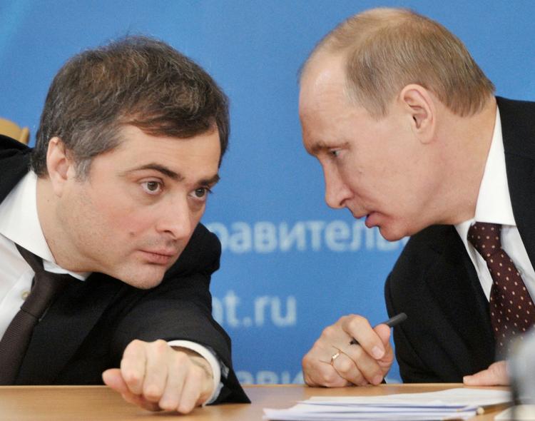 Putin-epokens store virkelighedsingeniør hedder Vladislav Surkov, måske bedre kendt som Ruslands grå kardinal, der her ses sammen med Putin i 2012. 