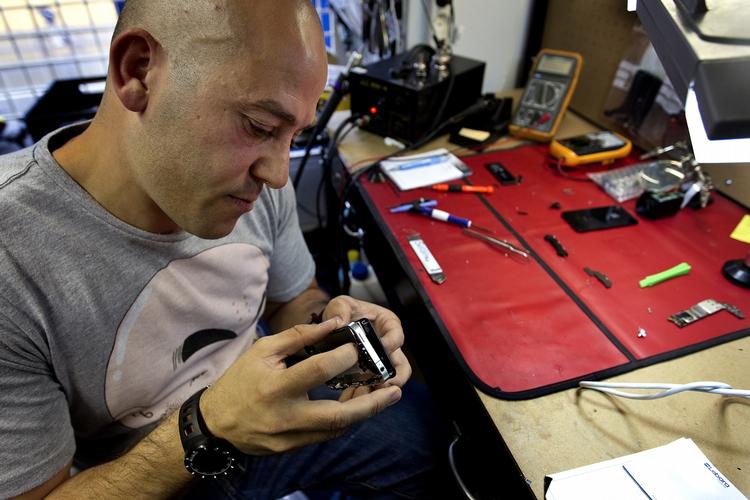 Sikkerhed. Inden du skiller dig af med din telefon, kan det være en god ide at rydde den for personlige oplysninger. (arkivfoto) 