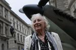 Legende. Dame Vera Lynn foran en Spitfire-flyvemaskine. Hun sag England gennem Anden Verdenskrig, og udgiver nu, 70 år efter D-dag, en ny plade. 