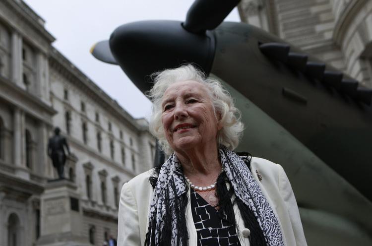Legende. Dame Vera Lynn foran en Spitfire-flyvemaskine. Hun sag England gennem Anden Verdenskrig, og udgiver nu, 70 år efter D-dag, en ny plade. 