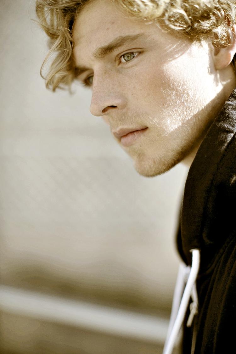 Hits. Flere steder på albummet 'Told You So' mærker man, at Christopher har et stort potentiale. 