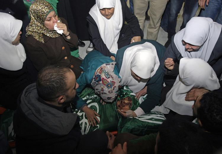 Hamas-tilhængere har båret tre lig gennem byen Jenin på Vestbredden. 