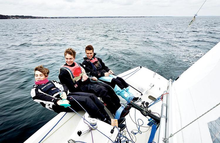 Til-havs. Jakob Precht, Sebastian Byrsting og Carl-Emil Baad Nielsen skyder god fart ud for Aarhus Lystbådehavn. 