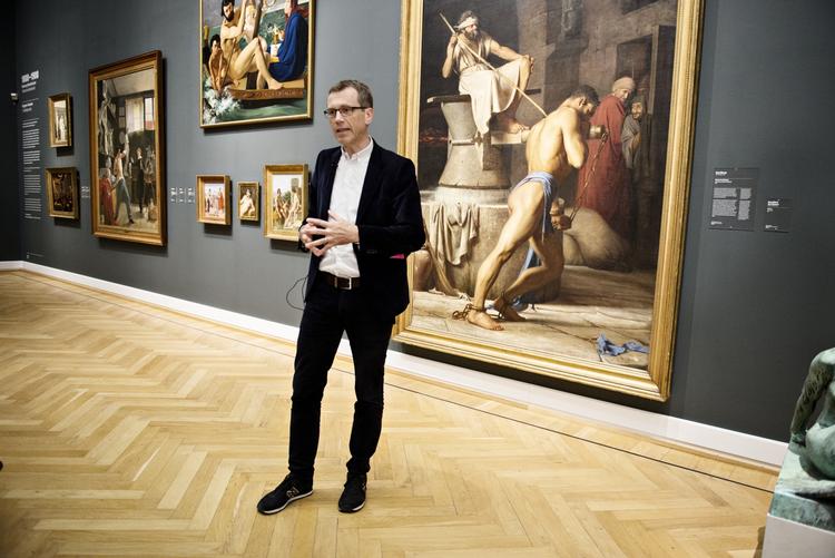 Tilfældighed. Carl Blochs billede af Samson, der prøver at løfte den umulige last bag den nyudnævnte direktør er en ren tilfældighed, siger han. Han fik bare at vide, at pressemødet, hvor han blev præsenteret, var der. Så der er ingen symbolske lag lige her, siger han. Foto: Kantinka Hustad. 