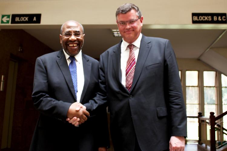 Behandling. Ugandas sundhedsminister, Ruhakana Rugunda, fortalte i dag sin danske kollega, at homoseksuelle ikke vil blive diskrimineret i sundhedsvæsnet som følge af en ny lov. Det frygter Danmark, som har besluttet at skære 47 millioner kroner af den direkte støtte til Ugandas regering og i stedet give pengene til ngo’er, der støtter fattige og andre udsatte grupper. - Foto: 