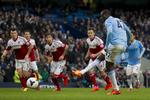 straffe. Manchester Citys Yaya Toure scorer det ene mål i sit hattrick mod Fulham. 