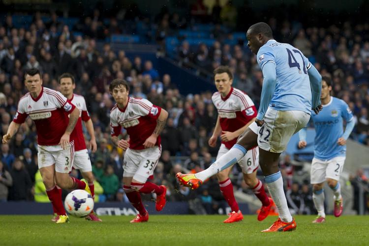 straffe. Manchester Citys Yaya Toure scorer det ene mål i sit hattrick mod Fulham. 