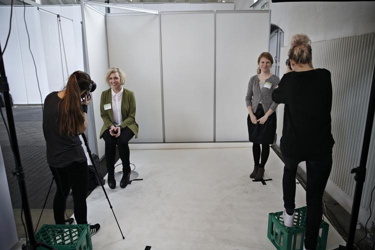 FOTOSTAND. Ved karrieremessen i Øksnehallen for nyligt kunne unge under uddannelse og dimittender blandt andet få taget et professionelt portrætfoto til cv'et eller LinkedIn. 