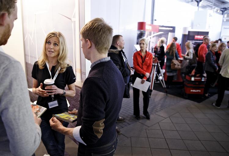 REKLAME. Ved karrieremessen i Øksnehallen for nyligt forsøgte virksomheder at lokke de bedste studerende til at søge job. Men der er ikke job til alle. I februar gik knap 30 procent af de nyuddannede ledige. 