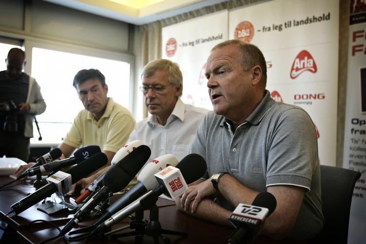 bestyrelsesmagt. DBU's afgåede formand, Allan Hansen (th), fik en stor pension med tilbagevirkende kraft, uden repræsentantskabet i DBU sagde god for det. 