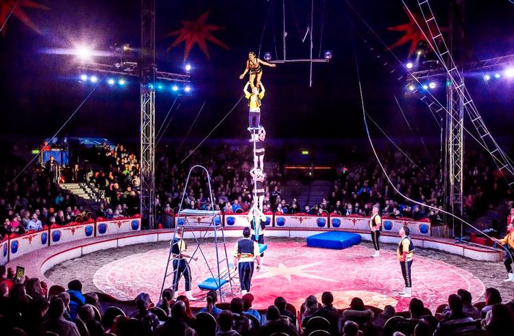Hopla. Springtruppen Troupe Cretu imponerer med en femetagers pyramide, hvor et lille fnug af en pige er landet på toppen. 