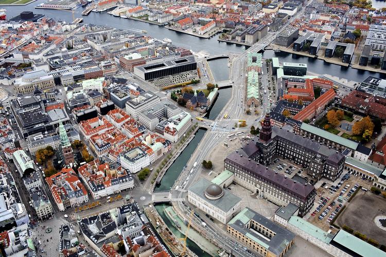Boligmarked.Fra Christiansborg (th) har partiernes ligestillingsordførere udsigt til et privat lejemarked, hvor unge nu fortæller om diskrimination på grund af etnisk baggrund 