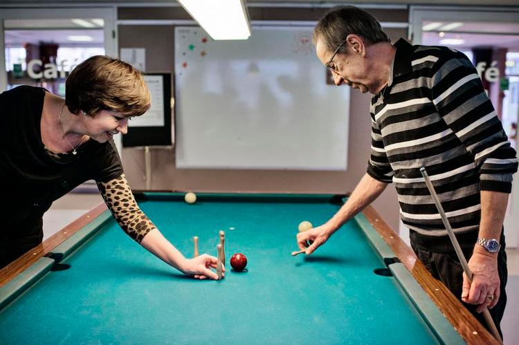 Livskvalitet. Pædagog Lene Vangsgaard ta'r kegler med sine aktiviteter for de ældre. Her spiller hun billard med bruger Per Bangtsson på aktivitetscentret på Plejecenter Hørgården på Amager. 