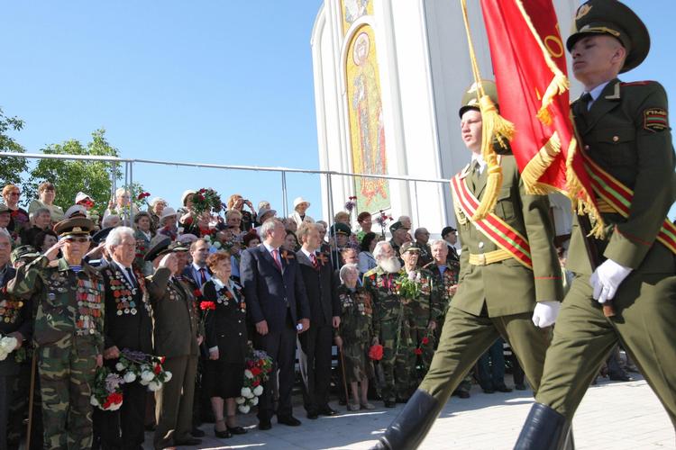 Trussel. Nato frygter, at Rusland slår bro tværs over Ukraine til den moldaviske udbryderrepublik, Transnistrien, hvor viceministerpræsident Dmitry Rogozin (tv) sidste efterår besøgte udstationerede russiske styrker. 