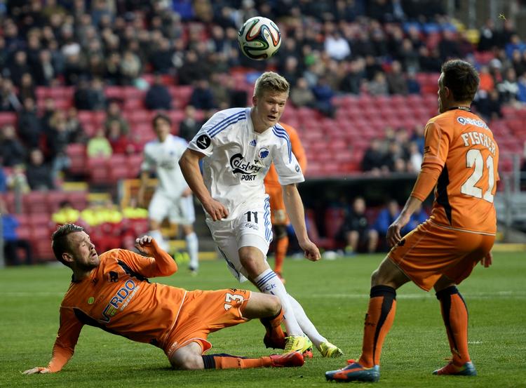1-1. Det eneste mesterlige i Parken denne søsndag, var Andreas Cornelius' (i midten) flitte 1-0-scoring. 